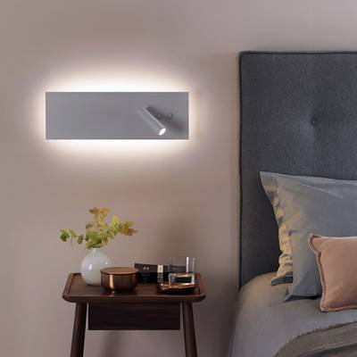Un aplique rectangular minimalista que brilla suavemente sobre un fondo blanco liso, una elegante luminaria LED para interiores modernos y una iluminación eficiente.