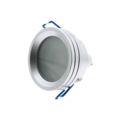 Primer plano de una moderna luminaria LED empotrada redonda de color plateado con cubierta de cristal y clips azules sobre fondo blanco. Perfecta para necesidades de iluminación de bajo consumo.
