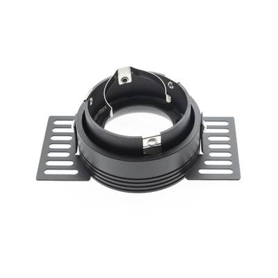 Plafón empotrable negro con diseño circular y soportes ajustables, perfecto para soluciones de iluminación LED modernas.