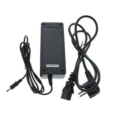 Adaptador de corriente LED negro con dos cables, enchufe y punta sobre fondo blanco: esencial para sistemas de iluminación eficientes desde el punto de vista energético.