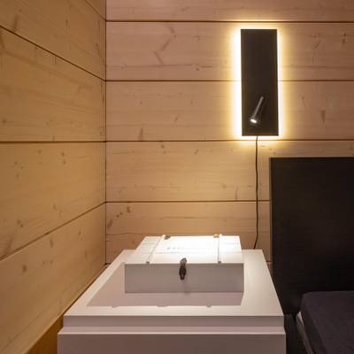Moderno aplique rectangular negro con foco orientable, ideal para interiores contemporáneos y soluciones de iluminación LED de bajo consumo.