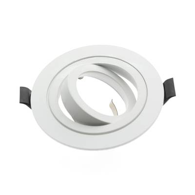 Luminaria LED empotrable regulable redonda de color plateado con soportes laterales negros para interiores modernos. Solución de iluminación elegante y energéticamente eficiente.