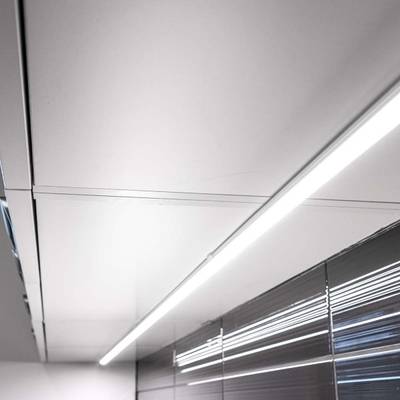 Moderno techo blanco minimalista con iluminación LED brillante larga y estrecha; líneas horizontales en la pared de cristal adyacente al fondo.