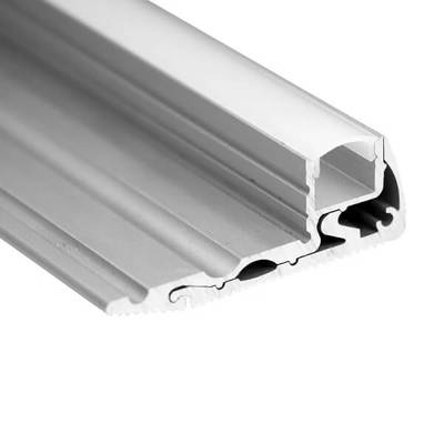 Primer plano de un perfil de extrusión de aluminio con múltiples canales y geometría interna compleja para aplicaciones estructurales y mecánicas.