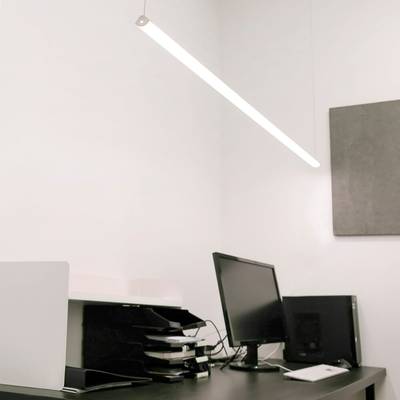Moderno entorno de oficina con iluminación superior LED de bajo consumo, elegante escritorio negro, monitor de ordenador y bandejas de papel organizadas.
