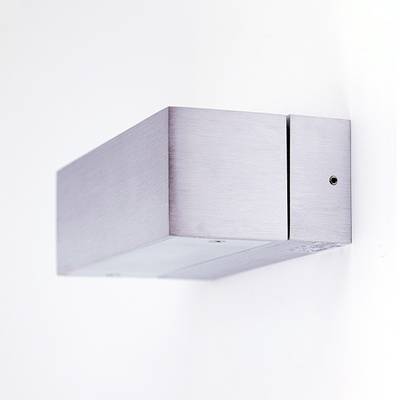 Elegante aplique rectangular de metal para pared blanca, perfecto para espacios minimalistas modernos y actualizaciones de iluminación LED.