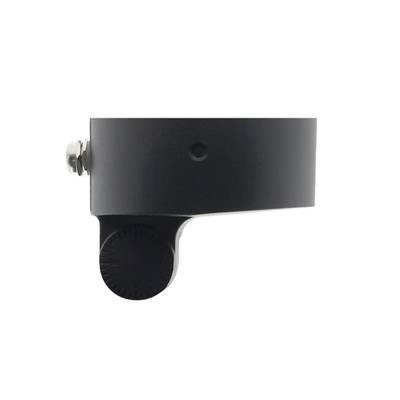 Primer plano de una abrazadera metálica negra con pomo ajustable, perfecta para instalaciones y montajes seguros de iluminación LED.