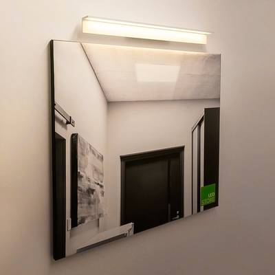 El aplique LED ilumina un espejo cuadrado, un pasillo reflectante en una puerta y obras de arte abstractas. Diseño de iluminación moderno para interiores con estilo.