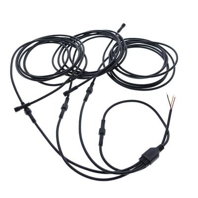 Cables de instalación de iluminación LED con conectores e hilos desnudos, enrollados sobre fondo blanco.