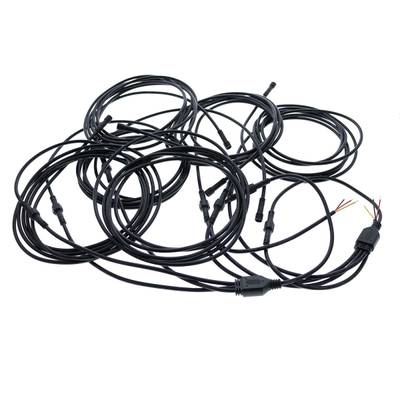 Cables de fibra óptica LED negros con conectores e hilos visibles, enrollados y enredados sobre fondo blanco.