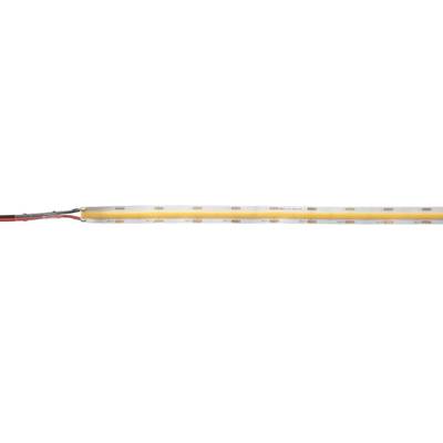 Primer plano de una tira de luz LED amarilla con conexión de cable rojo y negro, ideal para soluciones de iluminación de bajo consumo.