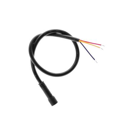 Cable negro trenzado con conector e hilos rojos, amarillos y negros visibles sobre fondo blanco - Accesorio de iluminación LED para una instalación eficaz.