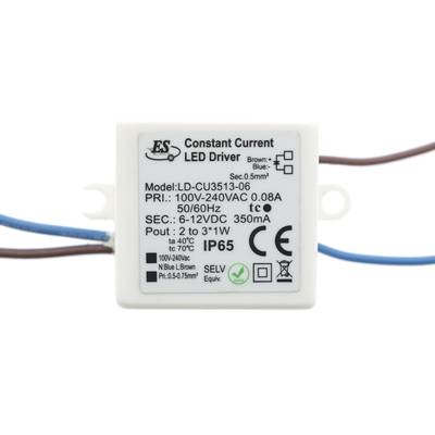 Texto alternativo: Controlador LED blanco de corriente constante LD-CU3513-06 con cables visibles y símbolos de certificación, ideal para soluciones de iluminación LED.