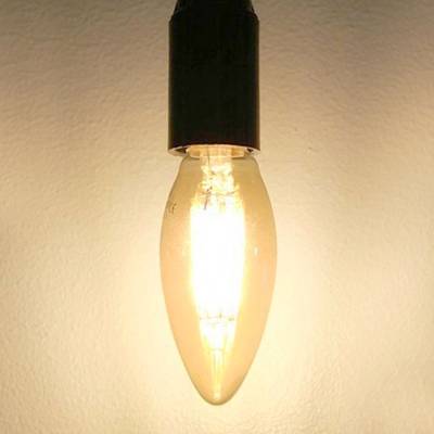 Una lámpara LED de bajo consumo con una base negra que acentúa un interior moderno contra una pared lisa.