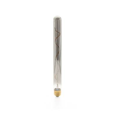 Lámpara LED estilo Edison: diseño cilíndrico alargado, filamento visible, casquillo de rosca de latón. Un giro moderno a un aspecto clásico con una base blanca aislada.