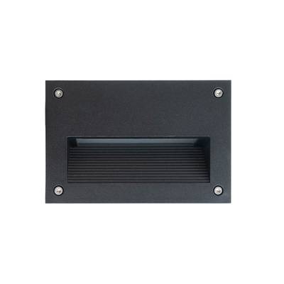 Texto alternativo: Aplique LED empotrable rectangular negro con diseño estriado y cuatro tornillos angulares, ideal para soluciones de iluminación contemporáneas.