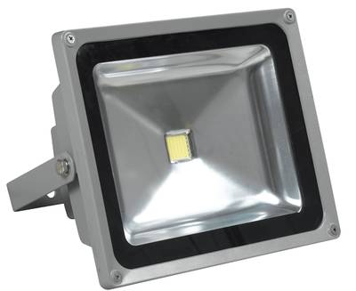 Primer plano de un foco LED rectangular con superficie reflectante plateada y soporte lateral para una iluminación exterior eficaz.