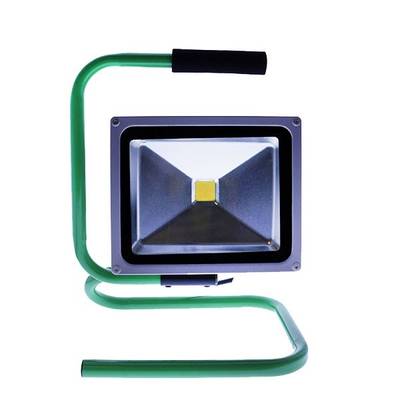 Proyector LED portátil con marco verde, mango negro y luz rectangular delantera; ideal para uso en exteriores y edificios.