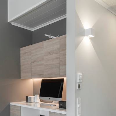 Aplique FUNK con luces en la pared.