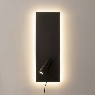 Moderno aplique rectangular negro con foco orientable, ideal para interiores contemporáneos y soluciones de iluminación LED de bajo consumo.