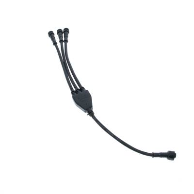 Divisor de cable de fibra óptica LED negro con conexión de 4 vías para una distribución eficaz de la energía en instalaciones de iluminación.