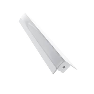 Luminaria LED metálica triangular plateada y blanca con un pequeño orificio, sobre fondo blanco. Ideal para soluciones de iluminación contemporáneas.