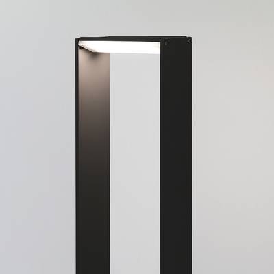 Elegante lámpara de pie negra, diseño minimalista, rectangular, abierta, fondo blanco que brilla suavemente. Perfecta para iluminación LED moderna.