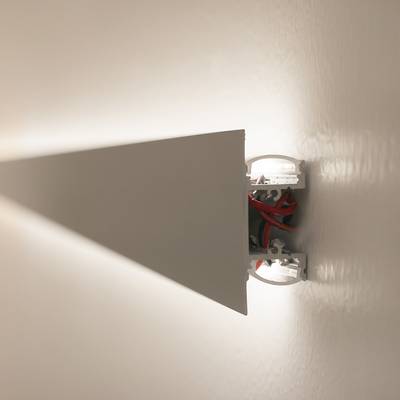 Aplique minimalista con barra triangular que muestra cables y componentes rojos. Ideal para interiores modernos e iluminación LED de bajo consumo.