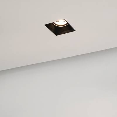 Plafón LED cuadrado empotrado en el techo en un elegante y moderno color blanco.