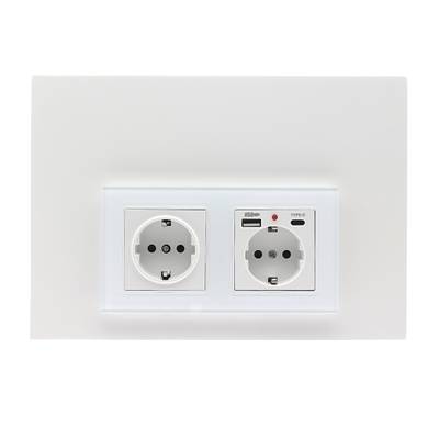 Enchufe blanco para iluminación LED, puertos USB Tipo-A/Tipo-C, tomas Euro. Ideal para iluminación moderna.