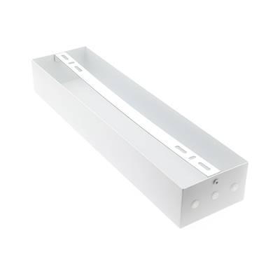 Carcasa de luminaria LED blanca rectangular con ranuras de ventilación sobre una base blanca, ideal para instalaciones eléctricas y de iluminación.