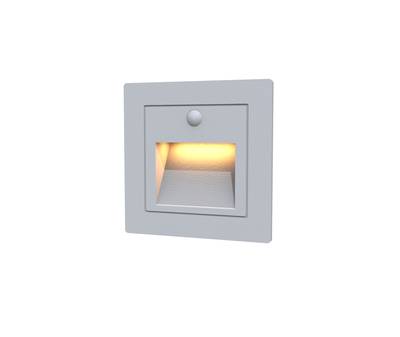 Una luminaria cuadrada empotrada en la escalera con un marco gris que proporciona un suave resplandor cálido, perfecto para mejorar la seguridad y el ambiente en interiores modernos.