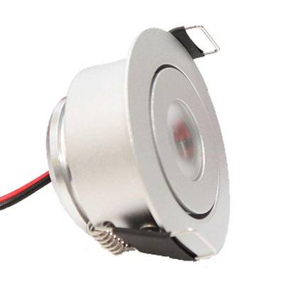 Primer plano de una lámpara LED empotrada en el techo de color plateado con cable incorporado, ideal para soluciones de iluminación modernas.