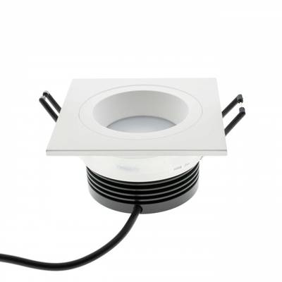 Luminaria LED empotrada cuadrada con luz central redonda, disipadores de calor negros y cable de alimentación negro: una solución de iluminación moderna y energéticamente eficiente.