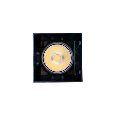 Plafón cuadrado empotrable con bombilla LED redonda en el centro, haz amarillo cálido, cuerpo negro. Ideal para iluminación interior moderna.