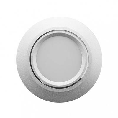 Primer plano de una luminaria LED circular empotrada en zócalo de color plateado con lente esmerilada sobre fondo blanco, que muestra una moderna iluminación energéticamente eficiente.