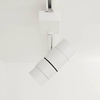 Moderna lámpara de techo cilíndrica blanca de líneas limpias, instalada en un techo blanco por una empresa de iluminación LED.