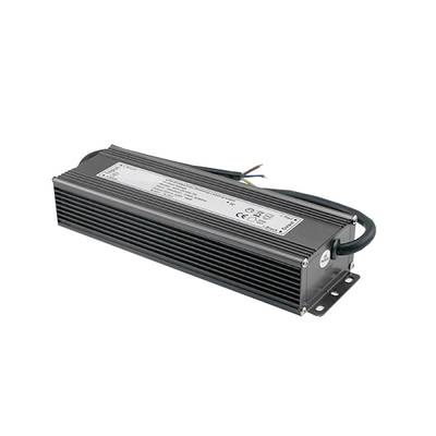 Controlador LED con cableado, carcasa rectangular negra y etiqueta técnica en la parte superior. Indispensable para una alimentación eficiente de los sistemas de iluminación LED.