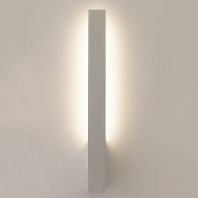 Aplique de pared Line 400 iluminado en la pared.
