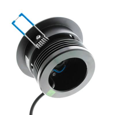 Primer plano de un downlight LED empotrable negro con disipador de calor visible y clips de montaje azules. Perfecto para soluciones de iluminación modernas y eficientes.