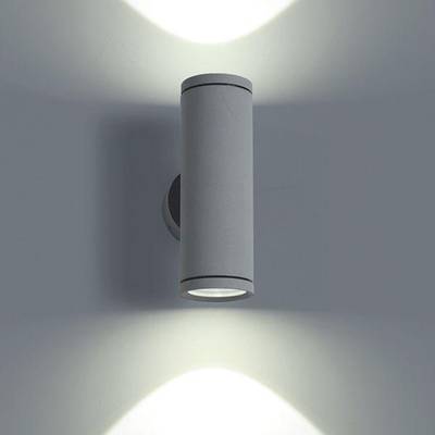 Moderno aplique cilíndrico con doble distribución de luz y motivo decorativo en la pared. Perfecto para iluminación LED.