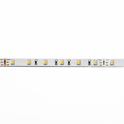 Primer plano de una tira de LED que muestra los chips LED individuales y los puntos de conexión, perfectos para soluciones de iluminación de alta calidad y energéticamente eficientes.