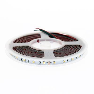 Las tiras de LED en espiral con diodos visibles y cables rojos y negros son ideales para soluciones de iluminación eficientes.