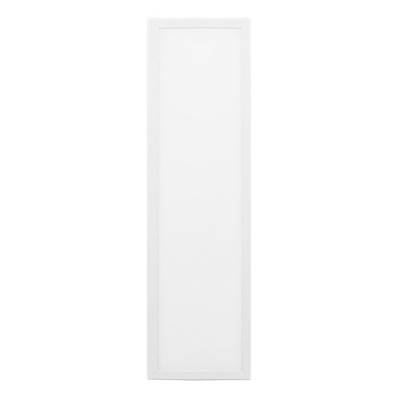 Un alto y estrecho tejido blanco en blanco con un marco simple de pie verticalmente sobre un fondo blanco en un movimiento de iluminación LED.