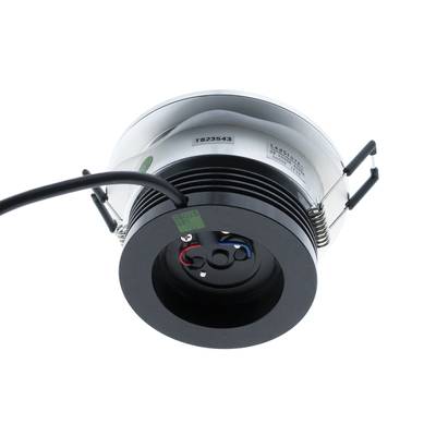 Primer plano de una lámpara LED empotrada en el techo con embellecedor y cables negros, ideal para una instalación moderna de iluminación eficiente.