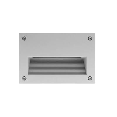 Luminaria LED rectangular empotrable de pared con rejillas horizontales, fijada con cuatro tornillos de esquina visibles para un diseño de iluminación moderno.