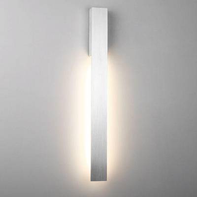 Aplique de pared Line 400 iluminado en la pared.