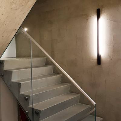 Aplique de pared Line 900 iluminado en una escalera.