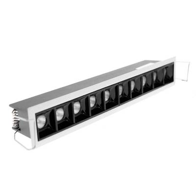 Luminaria LED metálica rectangular con múltiples ranuras para lámparas individuales, expuesta en ángulo sobre fondo blanco.