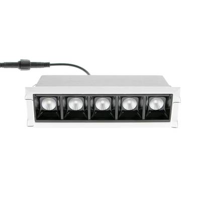 Interruptor dimmer metálico rectangular con cinco controles y cable negro conectado para sistemas de iluminación LED.